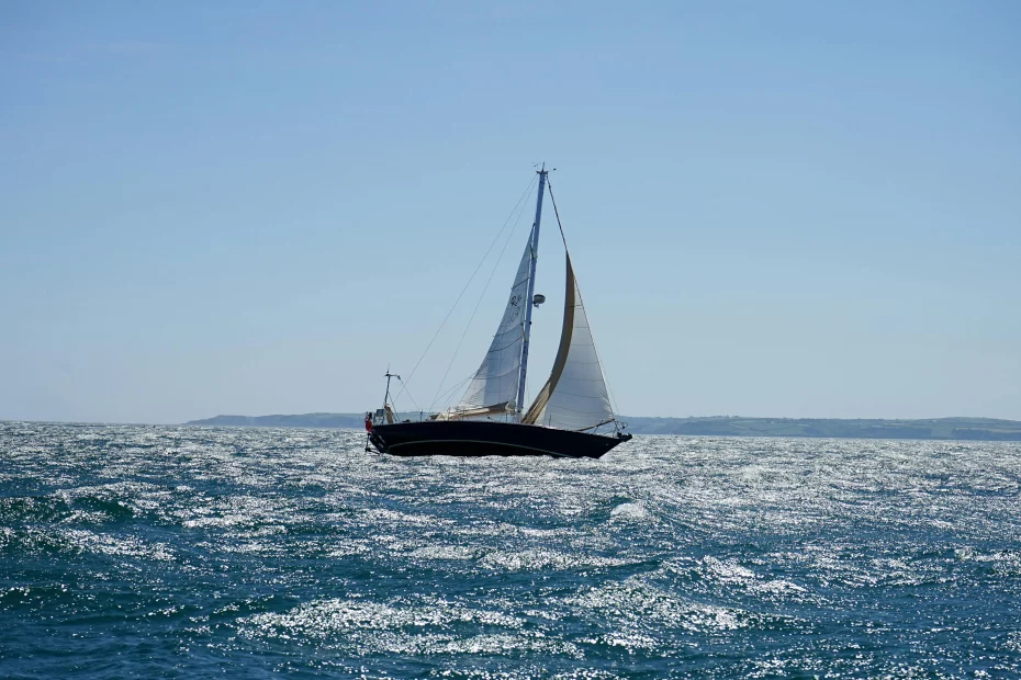 bateau à voile sur la mer
