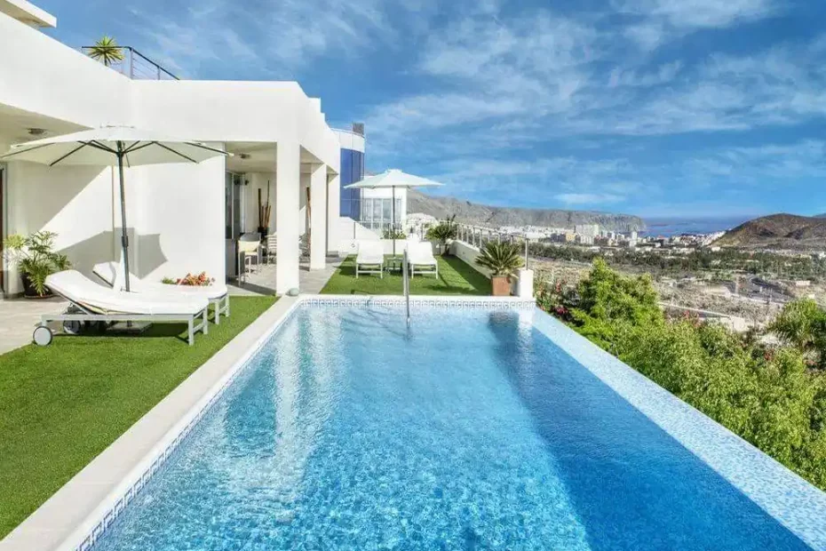 Gazon synthétique au bord d'une piscine