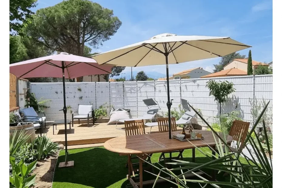 Gazon synthétique dans le jardin