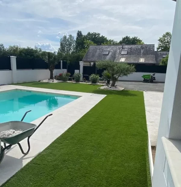 Piscine hors sol sur gazon synthétique