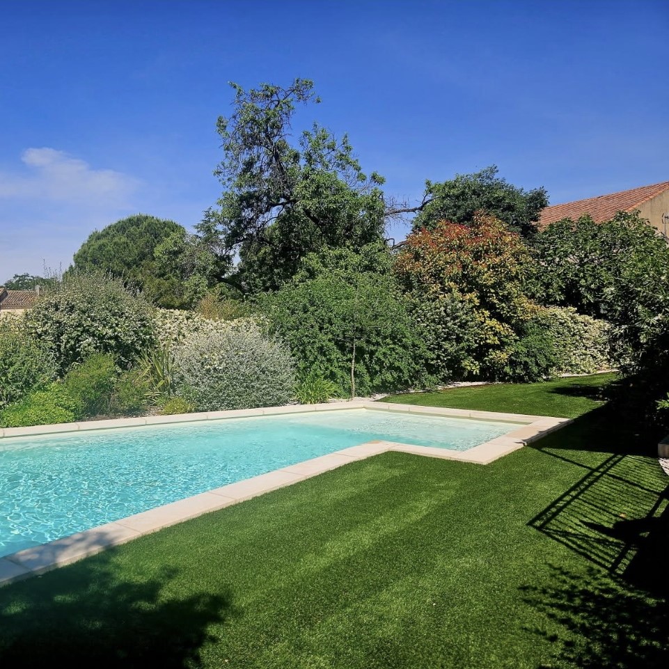 gazon synthétique piscine