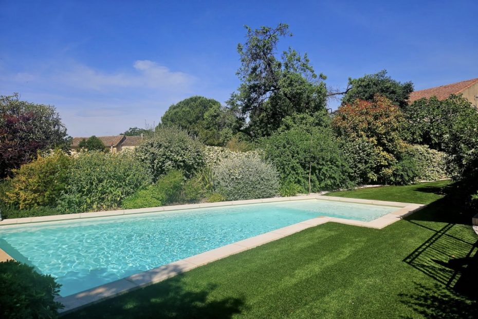 gazon synthetique piscine ete
