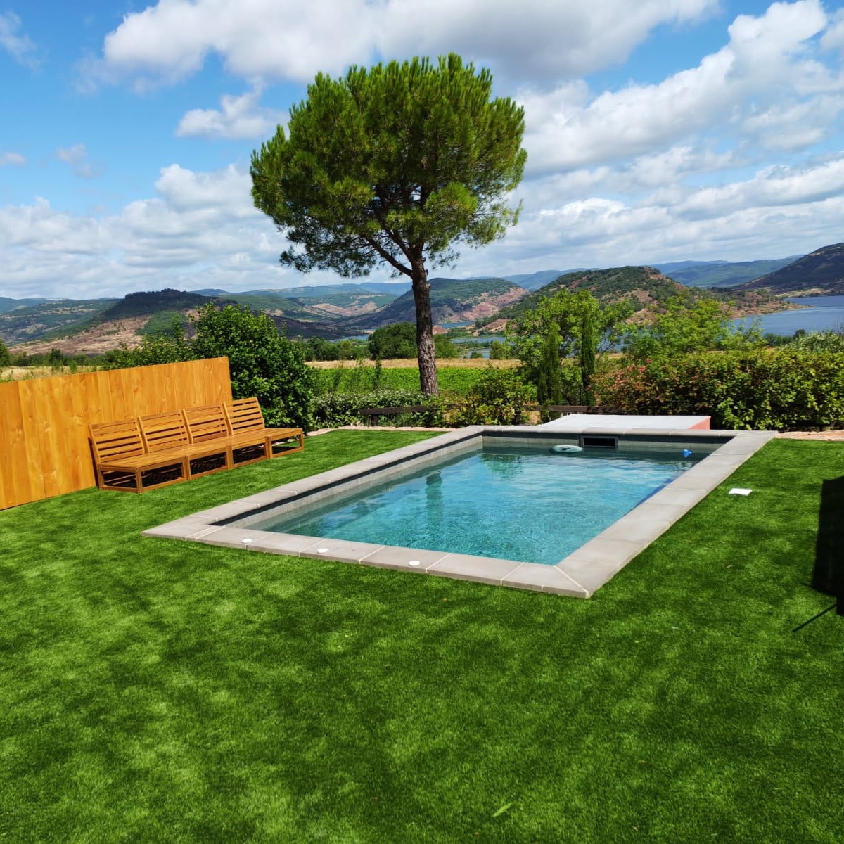 gazon synthétique piscine